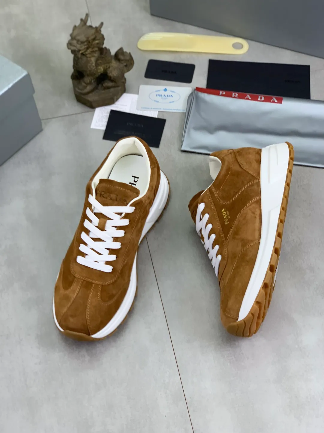 Men's Men's Shoes 💰P560 💰【New Style】 The latest model of high-quality PRADA classic men's shoes has been launched on the official website at a 1:1 replica, synchronized in Hong Kong and on the same catwalk; all made of calfskin➕imported cowhide lining, 🍡🍡original rubber outsole, non-slip and wear-resistant; comfortable on the feet, attractive style, fine workmanship, and simple and neat shoe lasts, highlighting a man's courage and toughness, 👍size 38 to 44 (45 can be customized) black White color🉑️choose